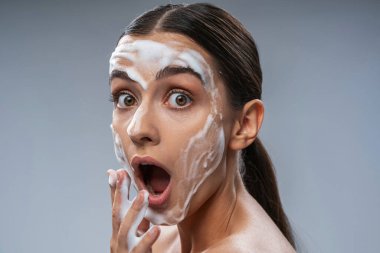 Suratı köpüklü, genç bir kadın.