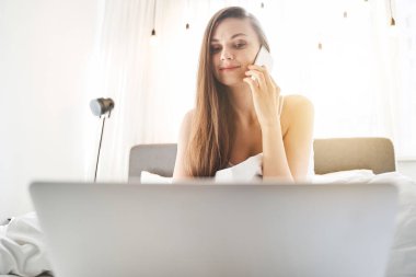 Gülümseyen güzel kız telefon ediyor.