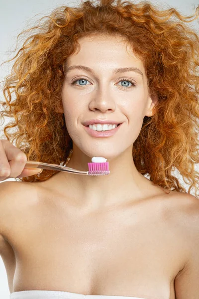 Mujer feliz haciendo todos los rituales de higiene matutina — Foto de Stock