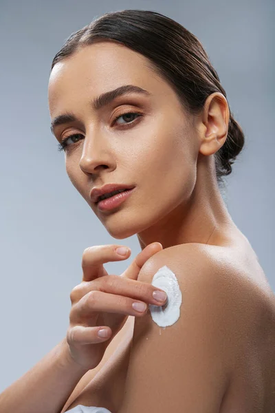 Mujer joven que usa cosméticos para la foto de stock corporal — Foto de Stock