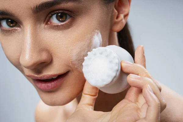 Sorrindo jovem mulher com peeling pad na mão — Fotografia de Stock