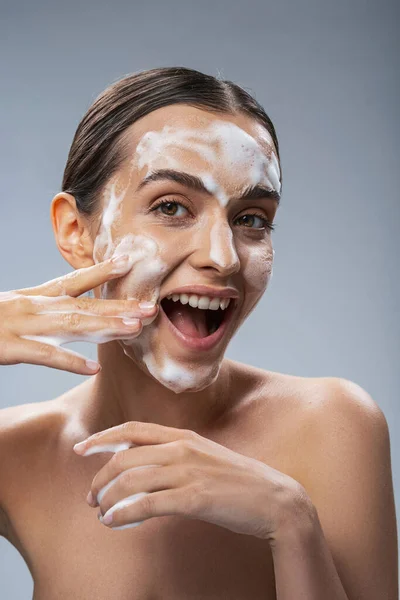 Wanita ceria bersenang-senang selama wajah bersih — Stok Foto
