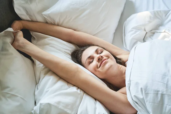 Fille avec les yeux fermés couché dans une chambre — Photo