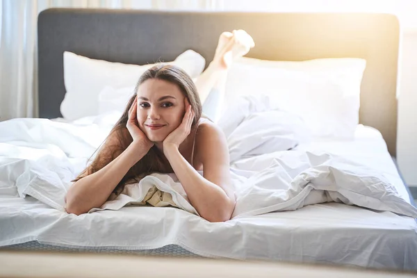 Zâmbind minunat femeie relaxare într-un dormitor — Fotografie, imagine de stoc