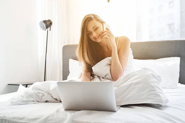 Sonriente joven hembra mirando una computadora — Foto de Stock