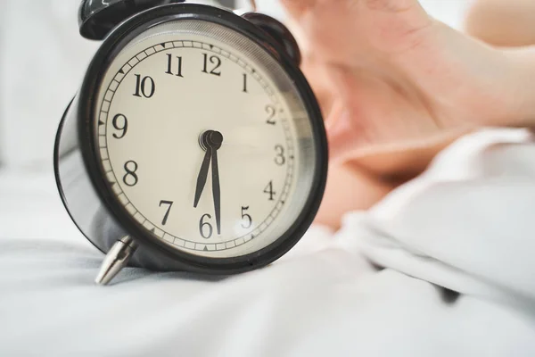 Caucásico mujeres palma tocando un reloj retro — Foto de Stock