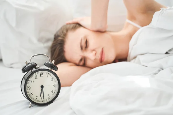 女性とリンギングツインベル古典的な目覚まし時計 — ストック写真