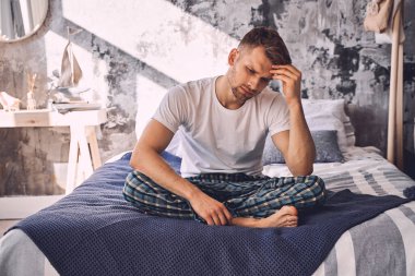 Düşüncelere dalmış, ciddi genç bir erkek.