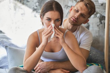 Nazik genç bayan, akan burnunu siliyor.