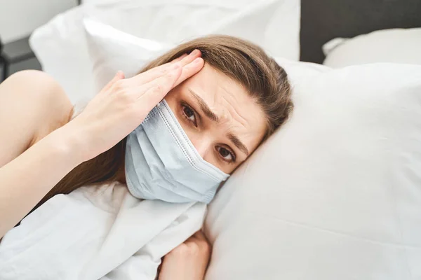 Pasien wanita menderita infeksi virus — Stok Foto
