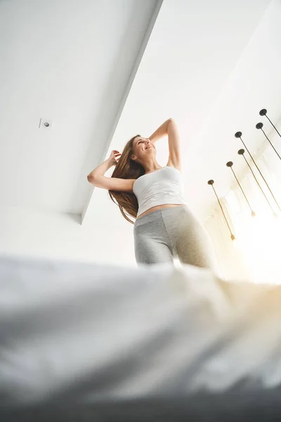 Chica en forma con los brazos levantados mirando hacia arriba — Foto de Stock