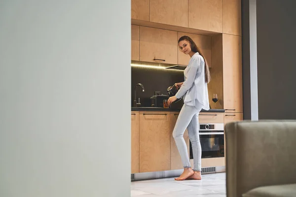 Υπέροχο ξυπόλητο κορίτσι στέκεται στην κουζίνα — Φωτογραφία Αρχείου
