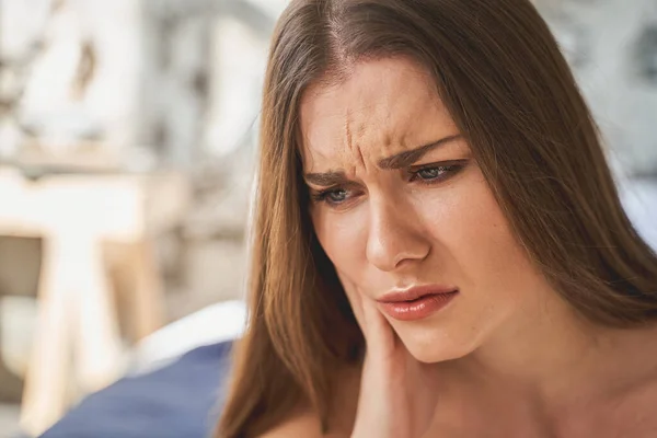 Retrato de chica amable que tiene dolor de muelas — Foto de Stock