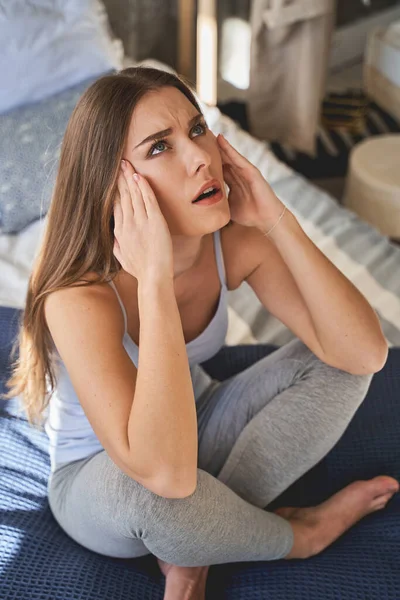 Mujer joven seria siendo profunda en pensamientos — Foto de Stock