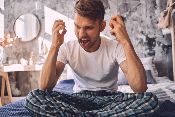 Jeune homme irrité criant à la maison — Photo