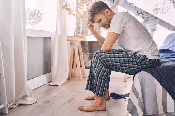 Negatieve opgetogen man kijkt naar beneden op de vloer — Stockfoto