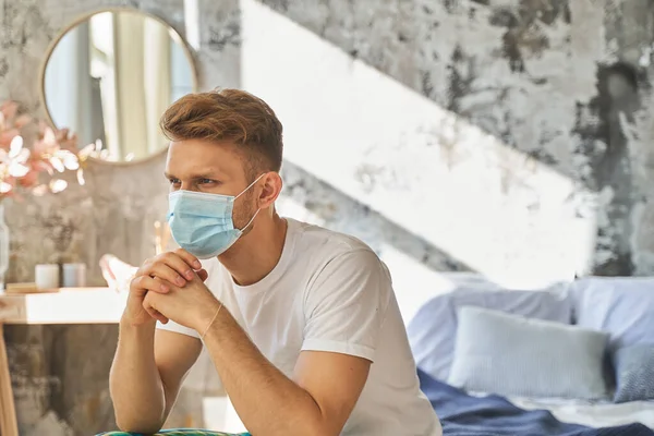 Ernste männliche Person tief in Gedanken — Stockfoto