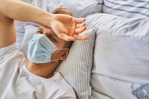 Frustrierter junger Mann mit starken Kopfschmerzen — Stockfoto