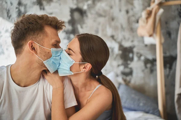 Junge Menschen mit sterilen medizinischen Masken begeistert — Stockfoto