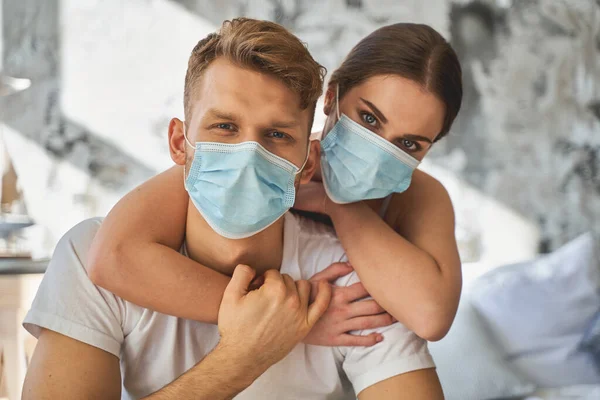 Fröhlicher junger Mann hält Hand seiner Partnerin — Stockfoto