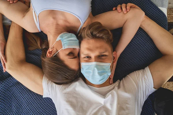 Entspannter junger Mann liegt in der Nähe seiner Partnerin — Stockfoto