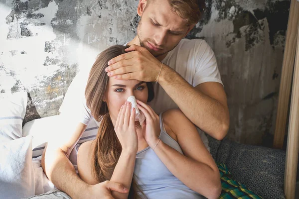 Jolie fille aux cheveux longs regardant directement la caméra — Photo