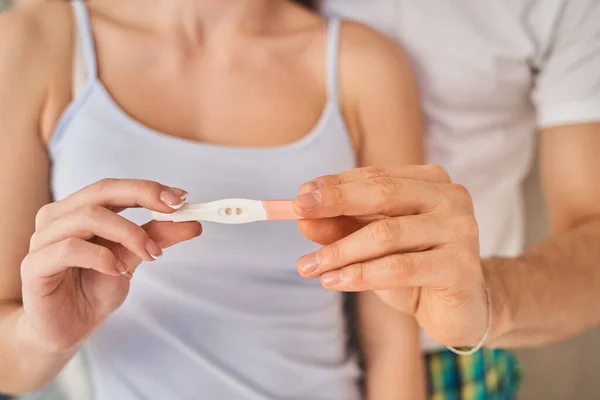 Close up of woman that holding pregnancy test — Stock Photo, Image