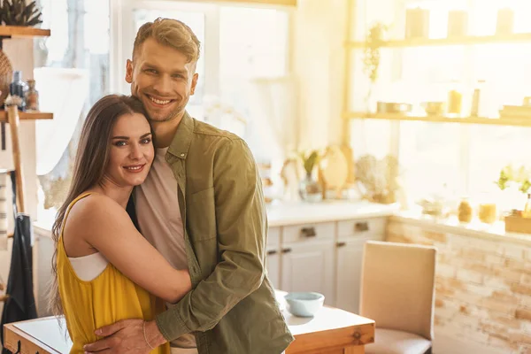 Positiv erfreute junge Leute, die in die Kamera blicken — Stockfoto