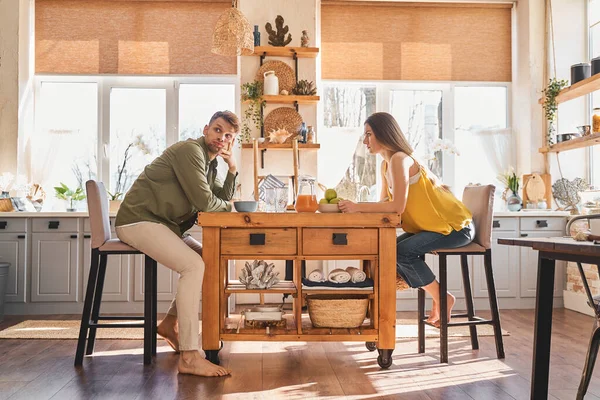 Attente jonge vrouw staren naar haar vriend — Stockfoto