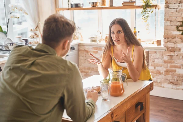 Rozzlobený dlouhosrstý dívka zírá na svého partnera — Stock fotografie