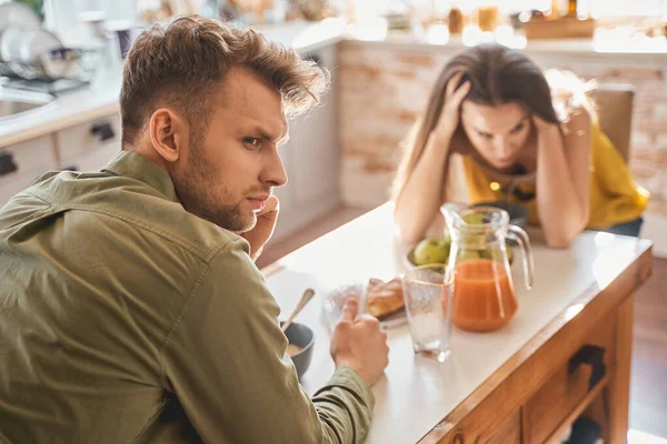 Negatief blij man die diep in gedachten — Stockfoto