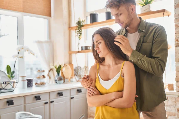 Rozrušená brunetka žena zkřížené paže na hrudi — Stock fotografie