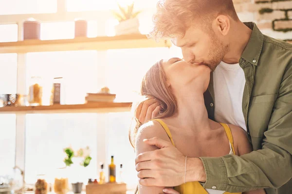 Primer plano del joven que abraza a su pareja — Foto de Stock