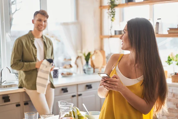 Nahaufnahme von brünette mädchen dass looking bei sie mann — Stockfoto