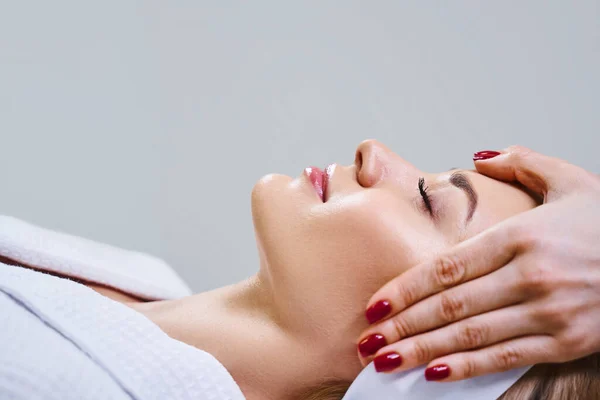 Ragazza allegra in sala massaggi stock foto — Foto Stock