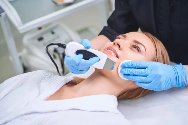 Mujer durante facial en salón foto de stock — Foto de Stock