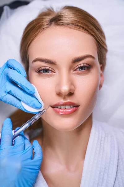 Mujer joven recibiendo inyecciones faciales foto de stock — Foto de Stock