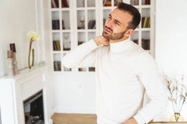 Hüsrana uğramış sakallı erkek, uzaklara bakıyor.