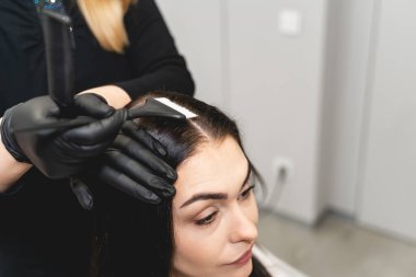 Neşeli genç esmer kadın güzellik salonunu ziyaret ediyor.