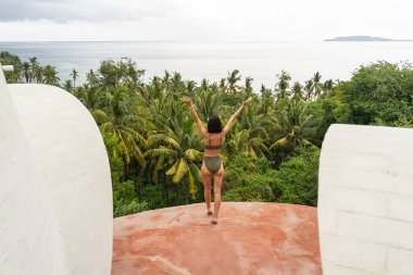 Tatilci bir kadının akli dengesi çok yerinde.