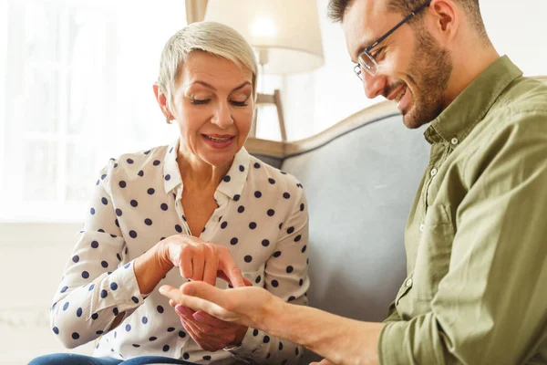 Kvinnlig lugnande medel tittar på sina klienter palm — Stockfoto