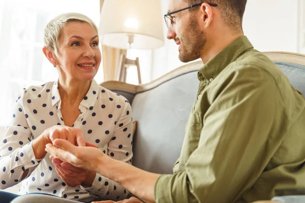 Chiromantist interpreting lines on a mans palm — Stock Photo, Image