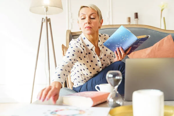 Frau mit Buch starrt auf den Tisch — Stockfoto