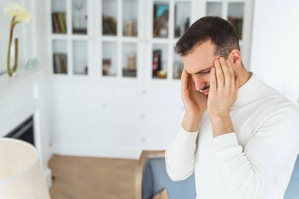 Homme aux cheveux bruns souffrant d'une douleur temporelle — Photo