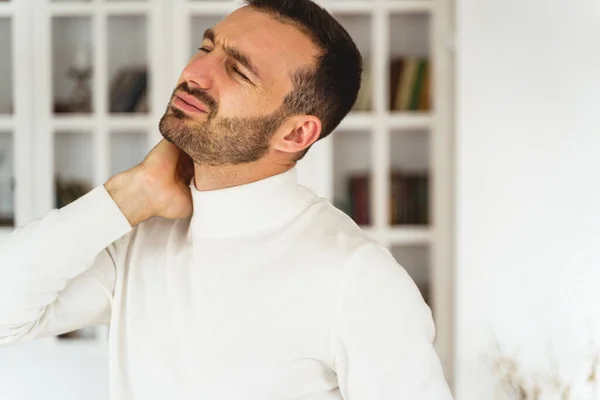 Mann leidet unter Schmerzen im Nackenbereich — Stockfoto