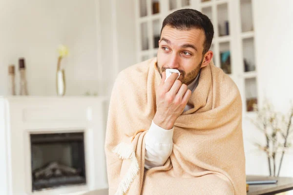 Varón con una tela escocesa alrededor de sus hombros sentado en el interior — Foto de Stock