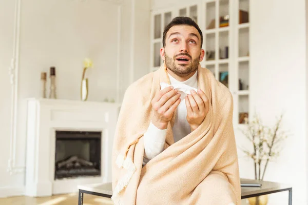 Hombre sosteniendo un pañuelo de papel con ambas manos —  Fotos de Stock