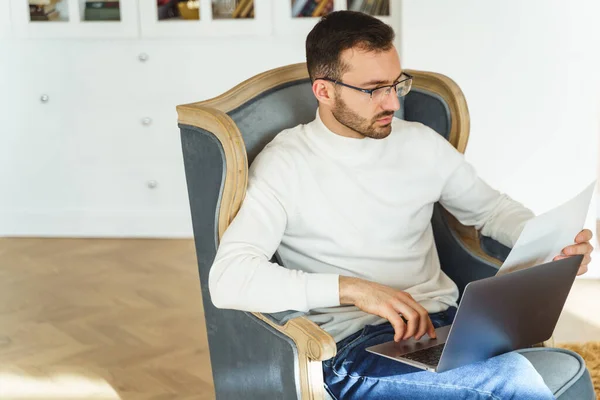 Homem estudando um documento em sua mão — Fotografia de Stock