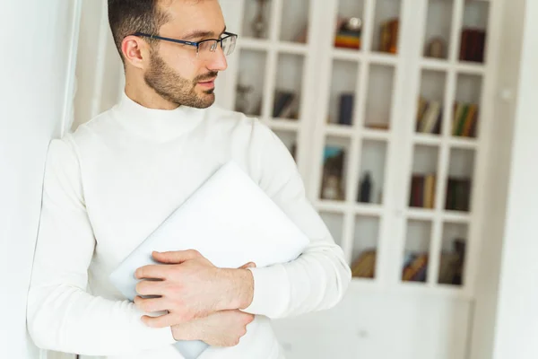 Hombre sosteniendo un portátil con ambas manos —  Fotos de Stock