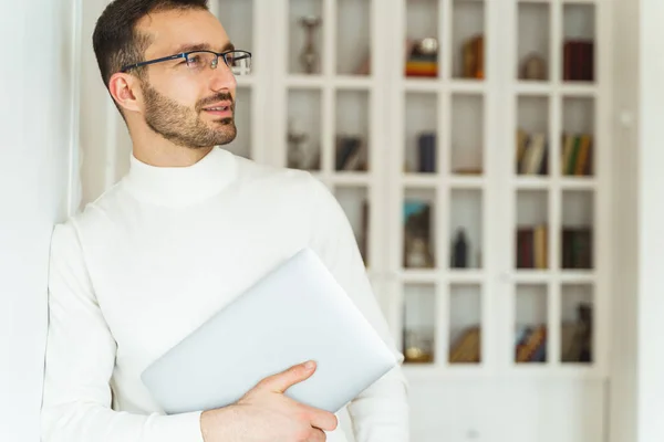 Man in eyeglasses standing in a room — Stock Photo, Image